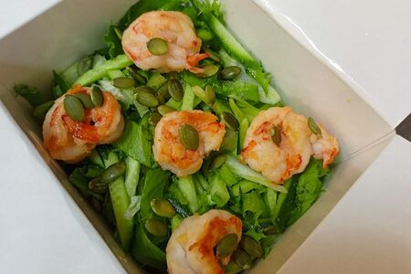 Зеленый салат с креветкой 