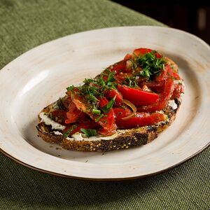Брускетта с сыром и бакинскими помидорами