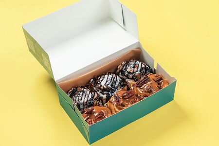 Комбо 6 мини (3 с шоколадом и 3 с карамелью и орехом пекан)