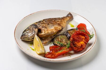 Дорада с овощами на гриле 