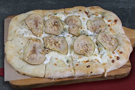 Пицца груша-горгонзола