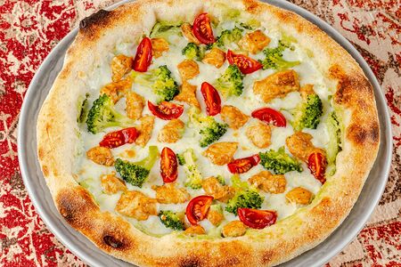 Пицца с куриным филе и брокколи
