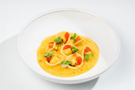 Тортеллини с креветками и лососем с соусом биск