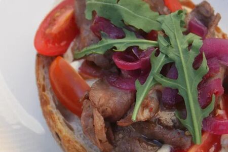 Брускетта с ростбифом