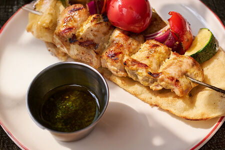 Шашлык из курицы, печеные овощи, соус томаный