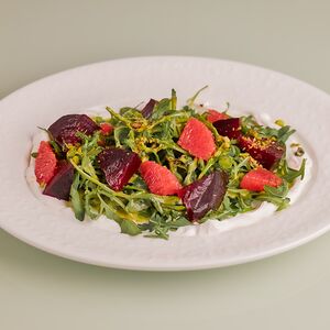 Cалат со свёклой и козьим сыром