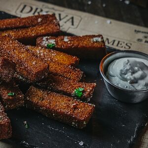 Чесночные гренки с соусом блю чиз