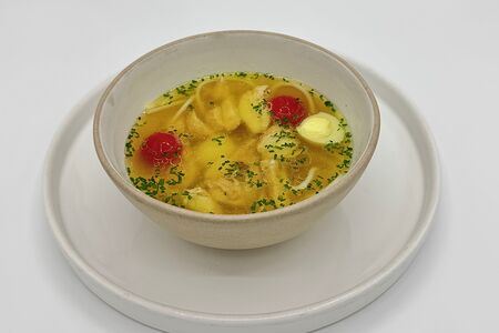 Домашний куриный бульон с рисом или лапшой