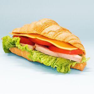 Круассан с индейкой и сыром