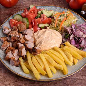 Шаверма на тарелке со свининой