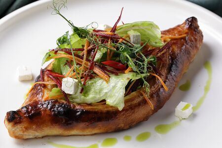 Хачапури с салатом, овощами в соусе песто