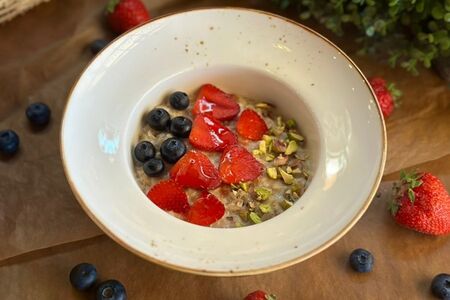 Каша овсяная с ягодами 