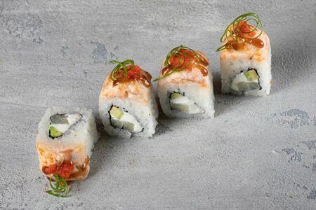 Запеченный ролл с форелью и ананасом