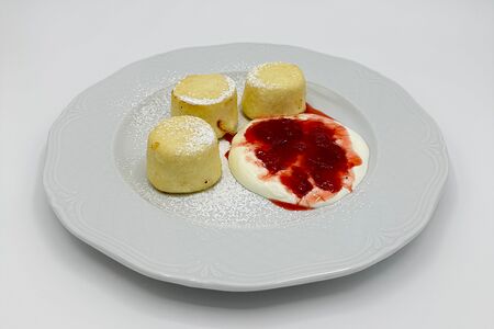 Сырники, клубника конфи, йогурт 