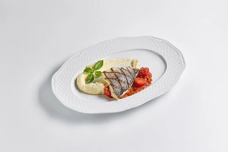 Дорадо с картофельным пюре и соусом путанеско