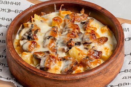 Картофель с грибами под сыром сулугуни