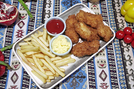 Наггетсы куриные с картофелем фри