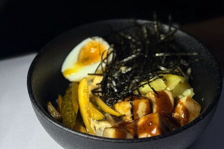 Поке с курицей и имбирем