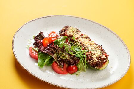 Стейк из цукини с рубленой говядиной, пармезаном и томатным салатом