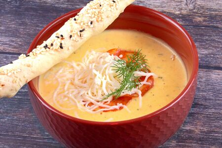 Крем-суп овощной с беконом, чоризо, сыром и гренками