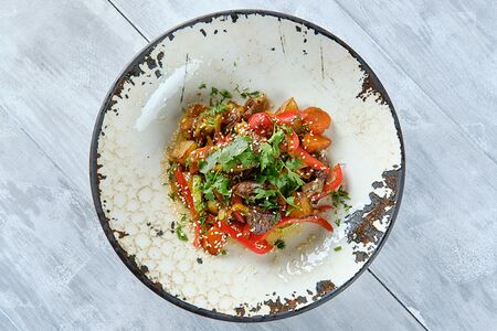 Жареная телятина с овощами в азиатском соусе