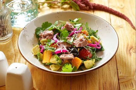 Салат с тунцом, авокадо и медовой тыквой