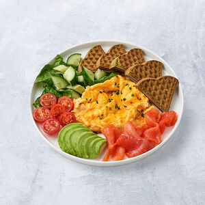 Норвежский завтрак с форелью и авокадо