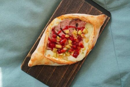 Хачапури с уткой, брусникой и яблоками