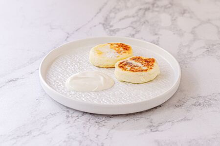 Сырники со сметаной (2 штуки)