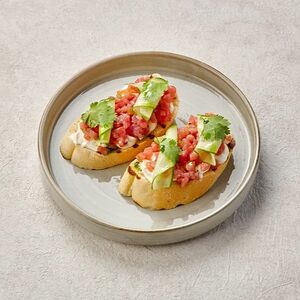 Брускетта с розовым тунцом