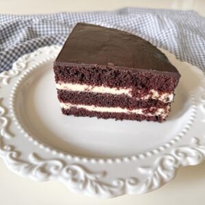 Шоколадный торт с кремом пломбир