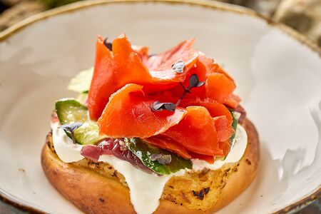 Шаньга с копченой неркой