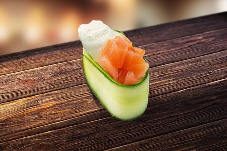 Копченый лосось с сыром креметта каппа