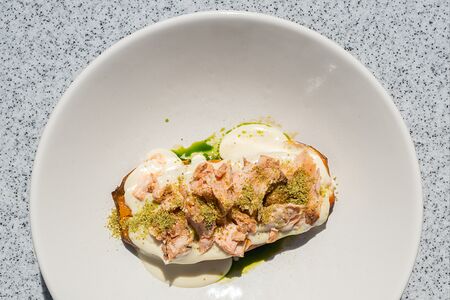 Запеченный батат, копченый лосось, сливочный соус