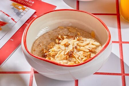 Овсяная каша на молоке с медом и грецким орехом