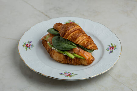 Круассан с лососем и авокадо