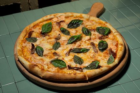 Пицца с лососем и вялеными томатами 