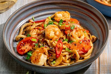 Жареный лагман с креветками в устричном соусе