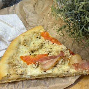 Пицца с курицей и беконом