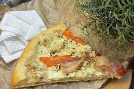 Пицца с курицей и беконом