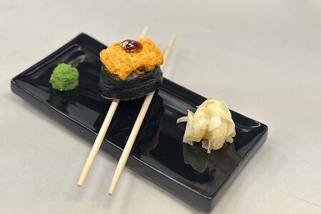 Гункан с мидиями и кальмаром запеченный