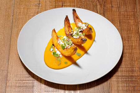 Копчёная тыква с манго и козьим сыром 