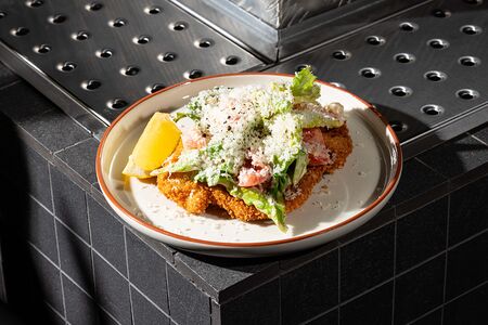 Куриный шницель, салат Цезарь