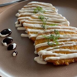 Драники со сметаной и зеленью