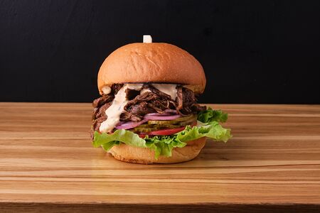 Бургер с рваной гов и соусом демигл Яс