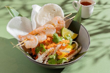 Салат с креветками и манго