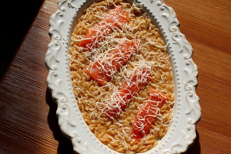 Орзо с лососем и трюфельно-лимонным соусом