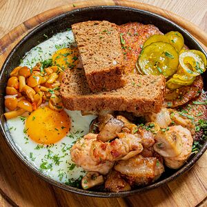 Сковорода с драниками и домашней колбасой