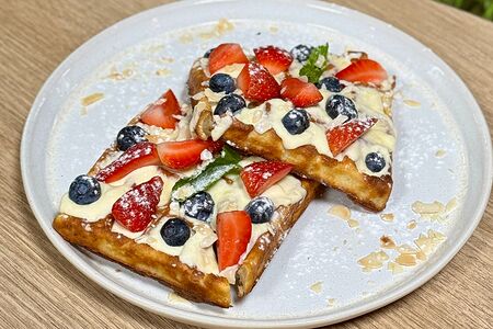 Вафли с ягодами и орешками