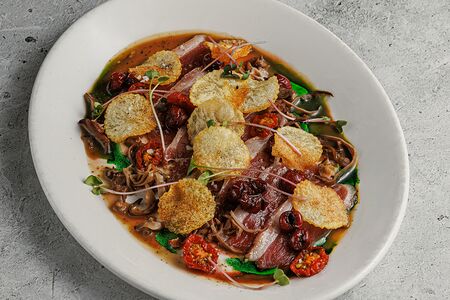 Карпаччо из сырокопченой утки с черными древесными грибами, маринованной вишней и чипсами из топинамбура